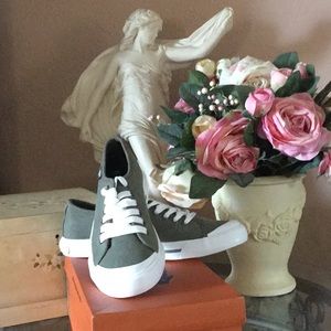 ROCKET DOG TENNIS SHOES OLIVE GREEN SIZE 8